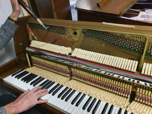 Afinando un piano de pared